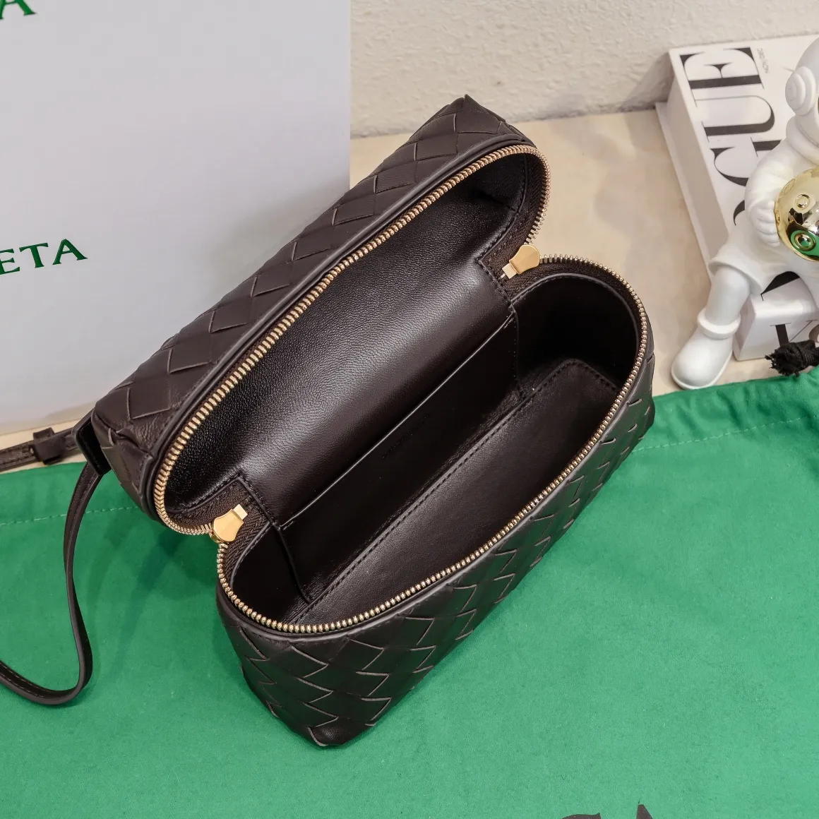 Batch 1360 Bottega Veneta 24 spring and summer woven zipper crossbody bag. A crossbody bag that can be used as a cosmetic bag. The exquisite weaving and compact body are an indispensable accessory for the upcoming summer. The double zipper also better protects the bag. It has a large capacity. If you like it, don’t miss it. Style number: 9109 Size: 22*12.5*5cm